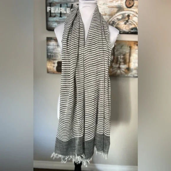 Stripped Scarf Grey and White Large Light Weight - Picture 2 of 5